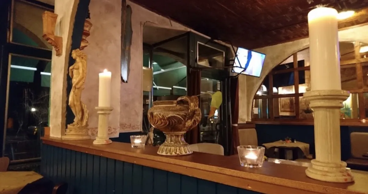 Eine gemütliche Restaurant Szene mit brennenden Kerzen und antiker Dekoration